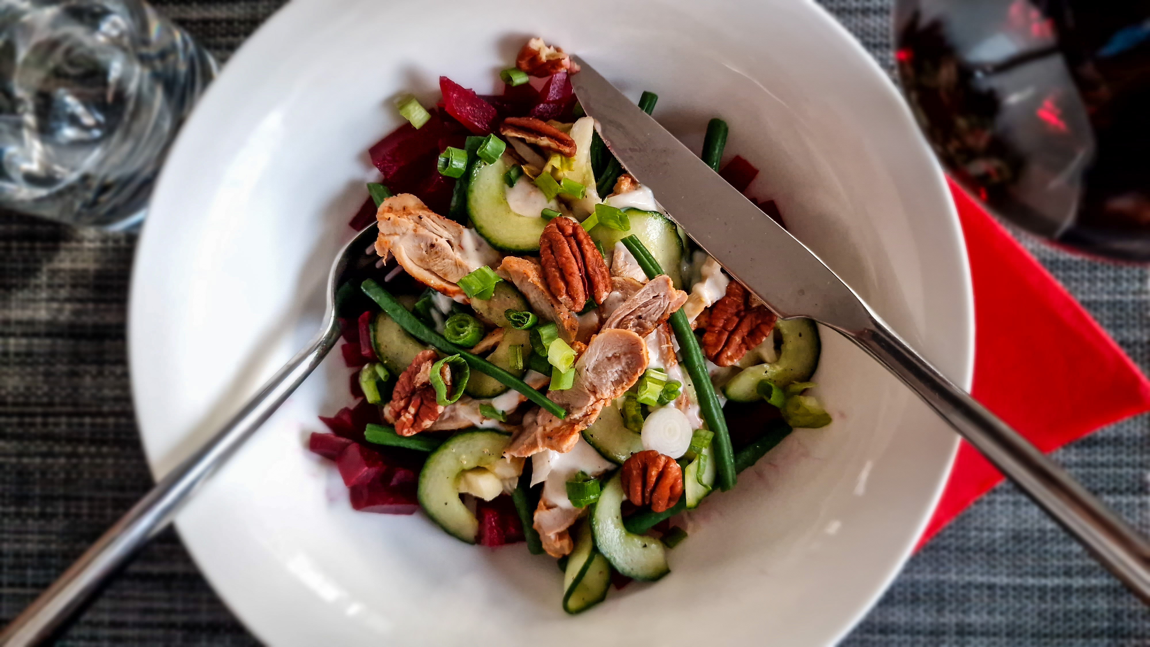 Witlof en bietensalade met kip en yoghurtdressing