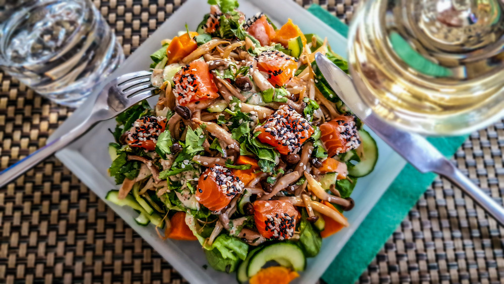 Maaltijdsalade met zalm, beukenzwam, taugé en zoete aardappel