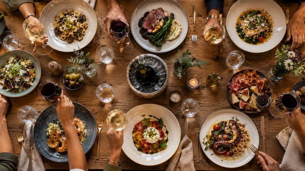 Kroatische wijn aan tafel bij verschillende gerechten