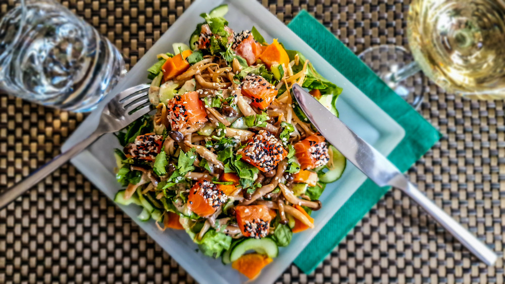 Maaltijdsalade met zalm, beukenzwam, taugé en zoete aardappel