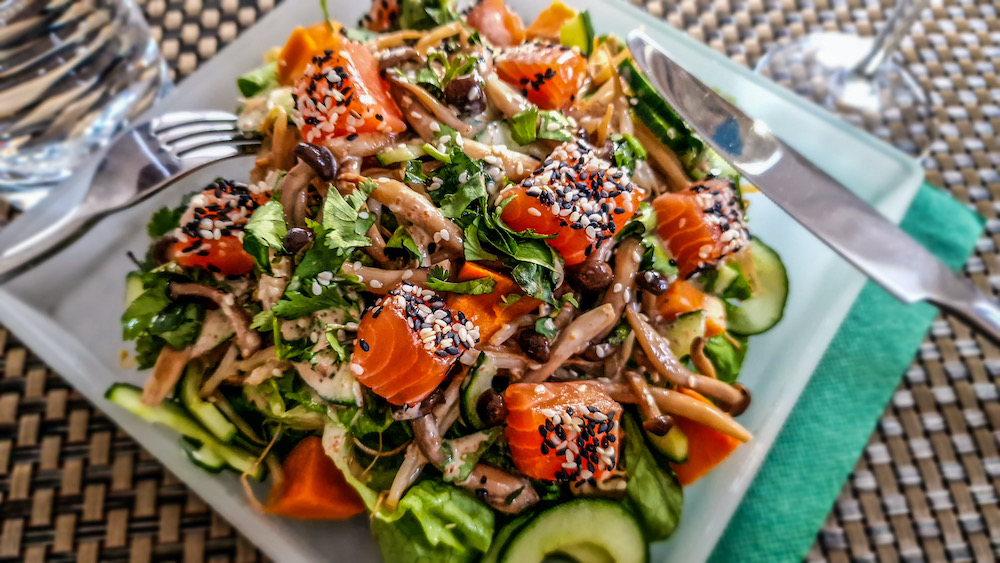 Maaltijdsalade met zalm, beukenzwam, taugé en zoete aardappel 2